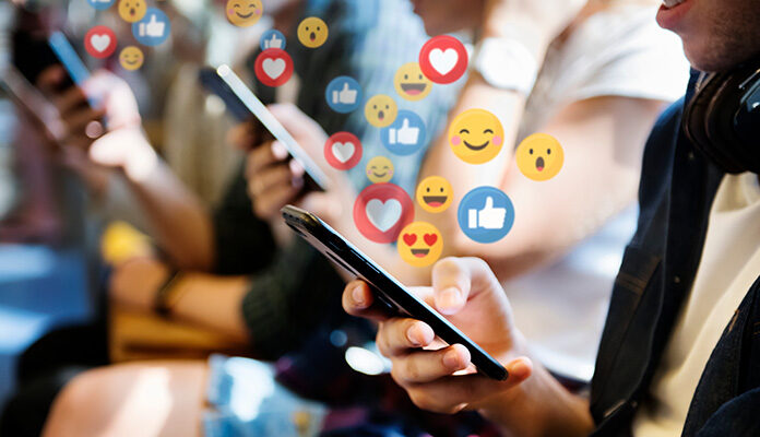 Afbeelding waarbij meerdere personen op mobiele telefoon zitten en emoticons versturen