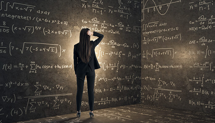 Vrouw in black box met allemaal formules op de wand geschreven