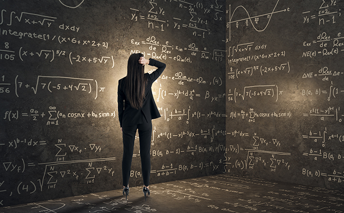 Vrouw in black box met allemaal formules op de wand geschreven