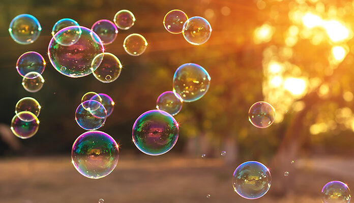 Bellen blazen met zonnige achtergrond