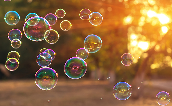 Bellen blazen met zonnige achtergrond