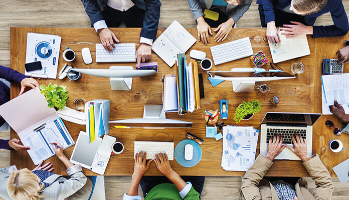 Afbeelding van tafel waaraan mensen vergaderen