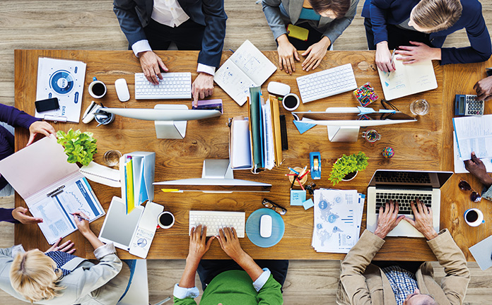 Afbeelding van tafel waaraan mensen vergaderen