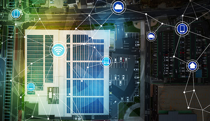 Zonnepanelen worden met lijntjes verbonden naar apparaten