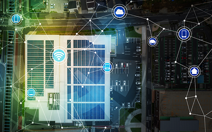 Zonnepanelen worden met lijntjes verbonden naar apparaten