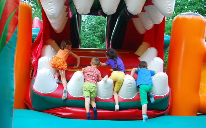 Kinderen klimmen op springkussen