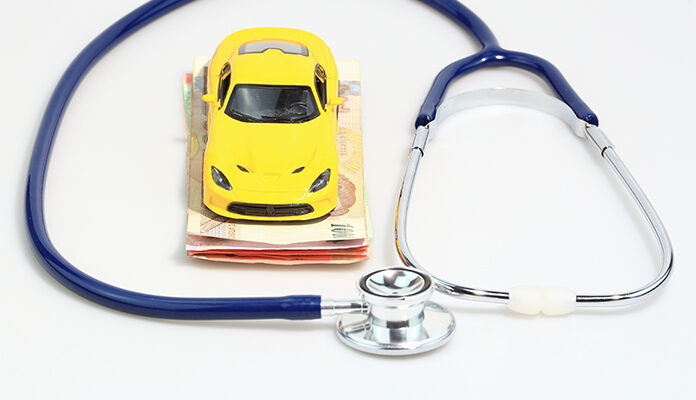 Speelgoedauto staat op briefgeld met daaromheen een stethoscoop