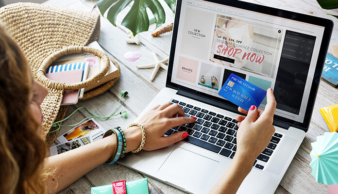 Vrouw voert creditcard gegevens in om iets te kopen op website