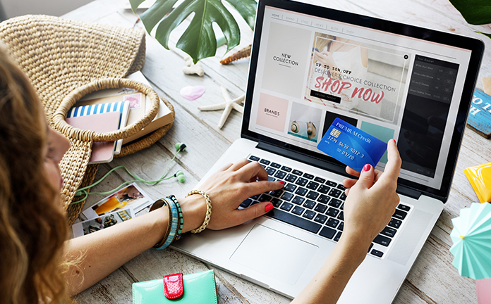 Vrouw voert creditcard gegevens in om iets te kopen op website