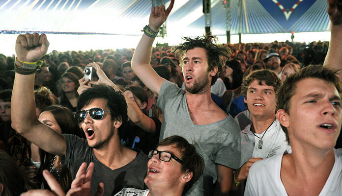 Jongeren in publiek bij een concert