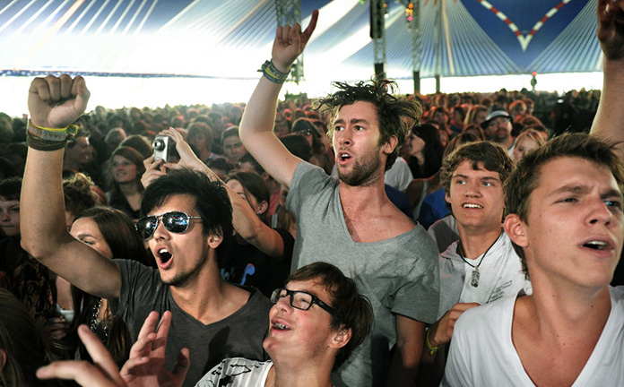 Jongeren in publiek bij een concert