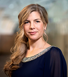 Karen Gussow is coödinerend specialistisch inspecteur bij de Inlichtingen- en Opsporinginsdienst NVWA. Ze is expert voedselfraude. Sinds 2013 heeft ze aan de Vrije Universiteit Amsterdam criminologisch/bestuurskundig promotieonderzoek gedaan naar hoe toezichthouders voedselfraude ontdekken.