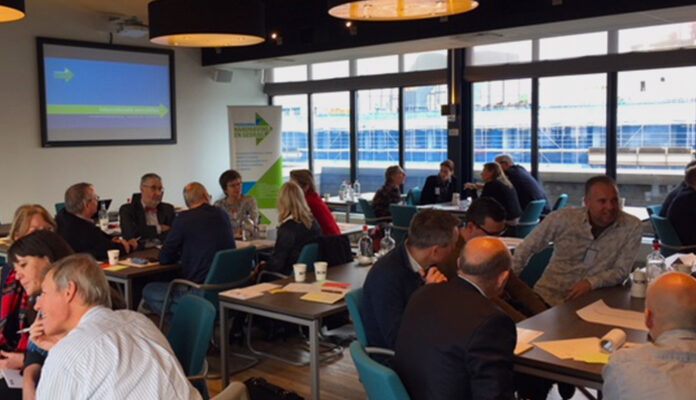 Professionals in gesprek tijdens kennistafel programma Handhaving en Gedrag