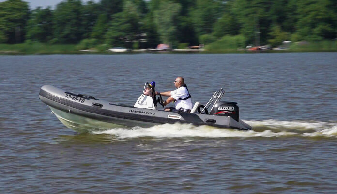 Man in boot houdt toezicht
