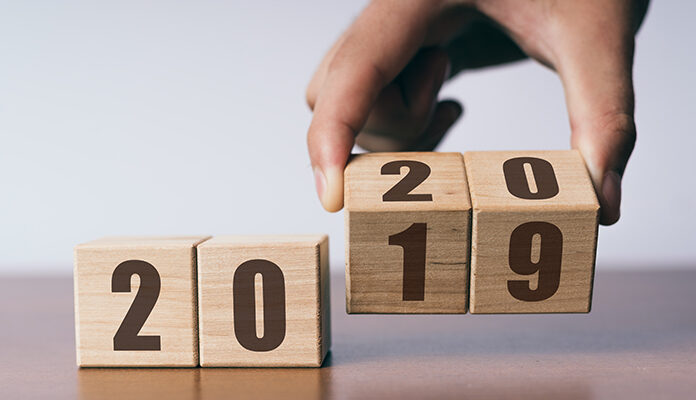 Persoon draait blokjes van 2019 naar 2020