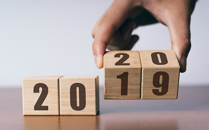 Persoon draait blokjes van 2019 naar 2020