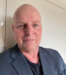 Koeien in de wei voor een boerderij