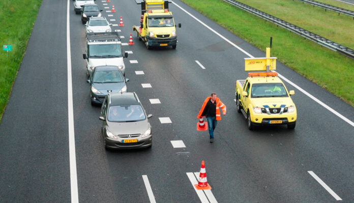 Rijkswaterstaat sluit een van de banen af op een snelweg.