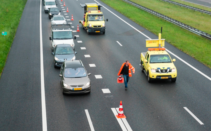 Rijkswaterstaat sluit een van de banen af op een snelweg.