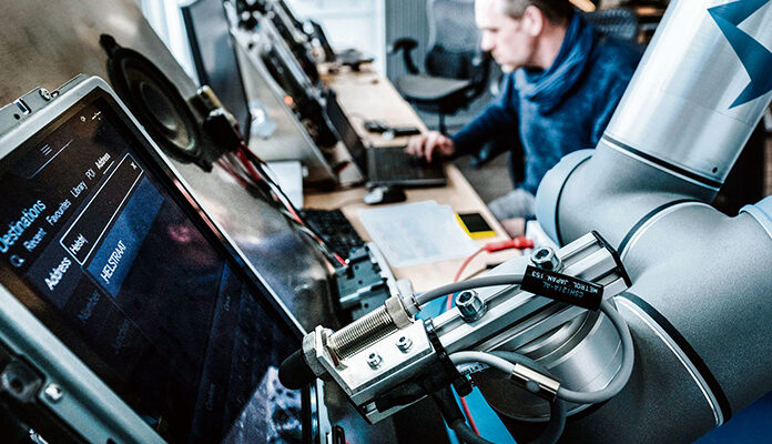 Robot achter computer aan het werk