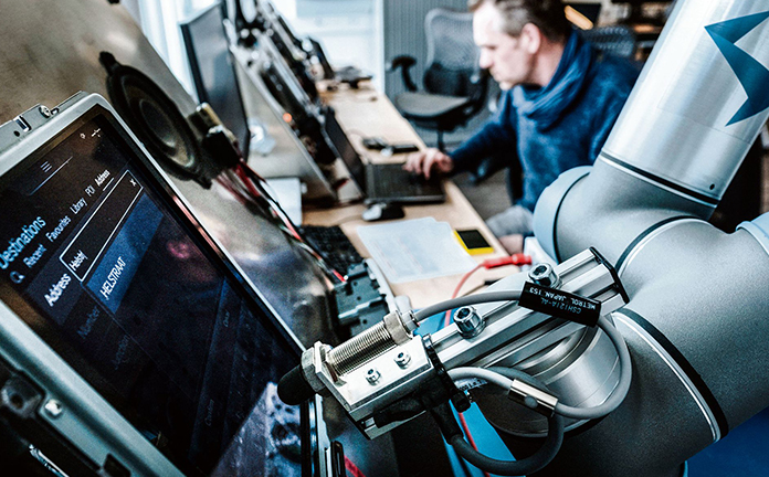 Robot achter computer aan het werk