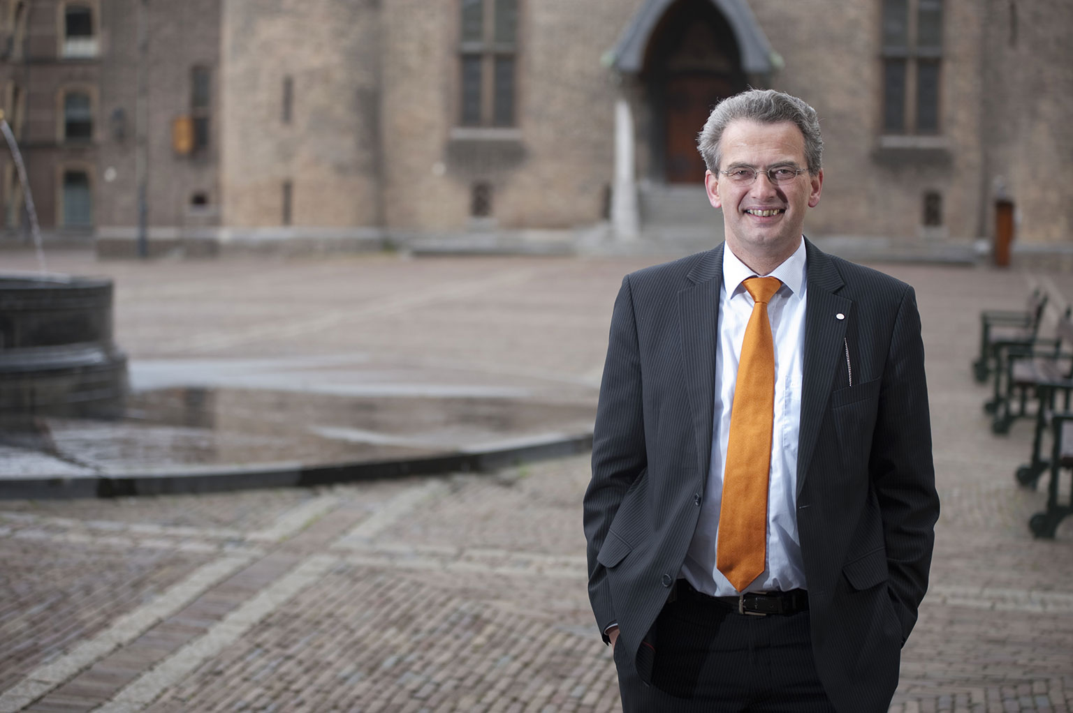 Wie is Roelof Bisschop? Roelof Bisschop is sinds 2012 lid van de Tweede Kamerfractie van de SGP. Eerder werkte hij in het onderwijs: als docent geschiedenis in Veenendaal en Gouda en als schooldirecteur in Rotterdam. Hij was daarnaast twintig jaar gemeenteraadslid voor de SGP in Veenendaal. Zijn loopbaan startte in 1993, toen hij als historicus promoveerde aan de Universiteit Utrecht. 