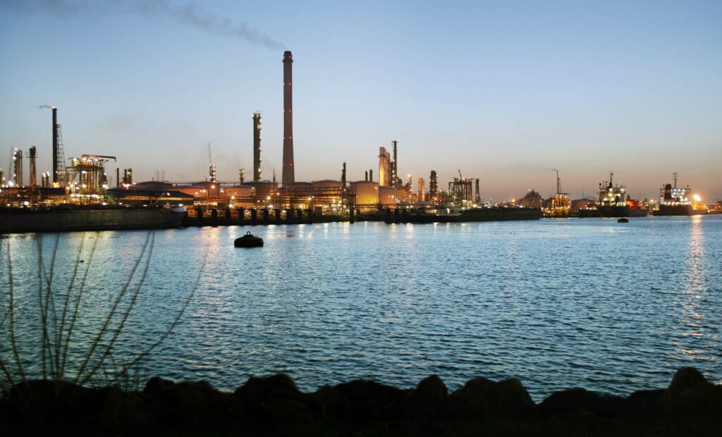 Industrie en boten in de haven van Rotterdam