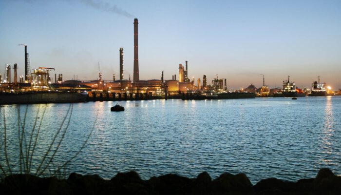 Industrie en boten in de haven van Rotterdam
