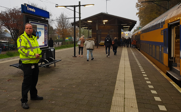 Incidentenbestrijder en boa Ivo Engels  controleert spoorwegovergang