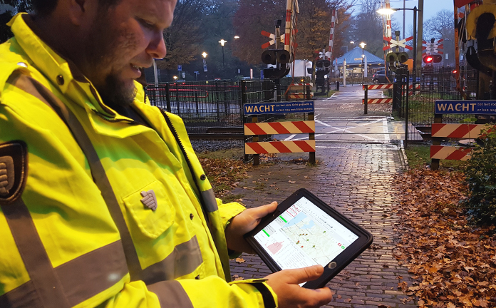 Incidentenbestrijder en boa Ivo Engels controleert spoorwegovergang