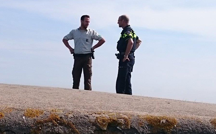 Staatsbosbeheer en politie houden toezicht in een natuurgebied