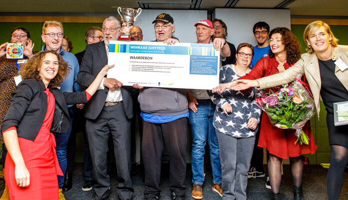 Winnaars Verkiezingen Handhaving en Toezicht 2018 houden waardebon in de lucht