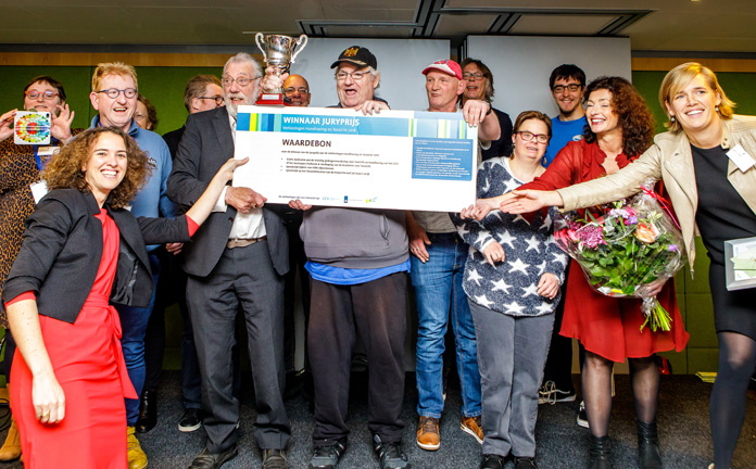 Winnaars Verkiezingen Handhaving en Toezicht 2018 houden waardebon in de lucht