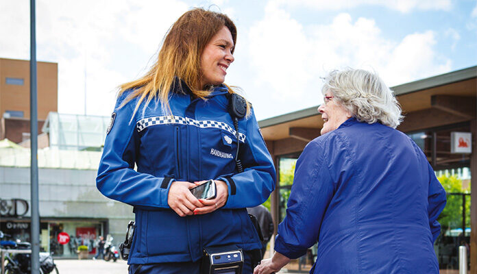 Boa maakt een praatje met een oudere dame