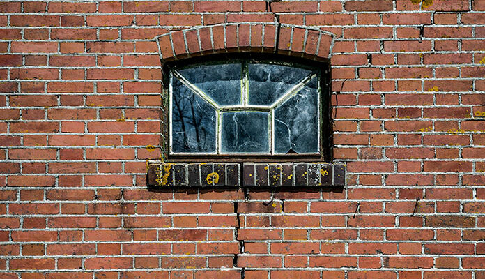 Raam met gebarsten muur