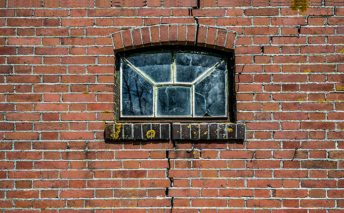 Raam met gebarsten muur