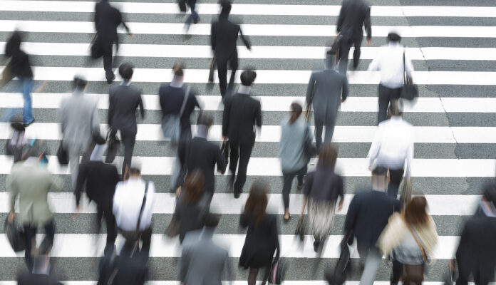 Mensen lopen over zebrapad