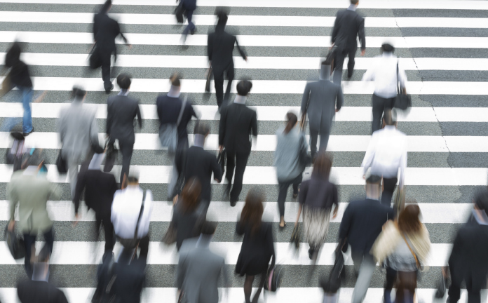 Mensen lopen over zebrapad
