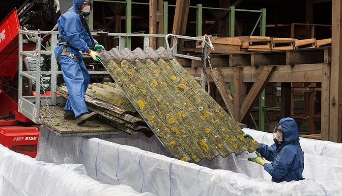 2 specialisten verwijderen een dak met asbest