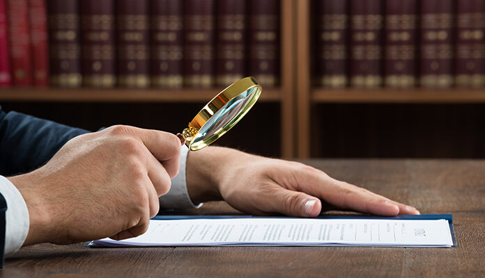 Vergrootglas op tekst gericht