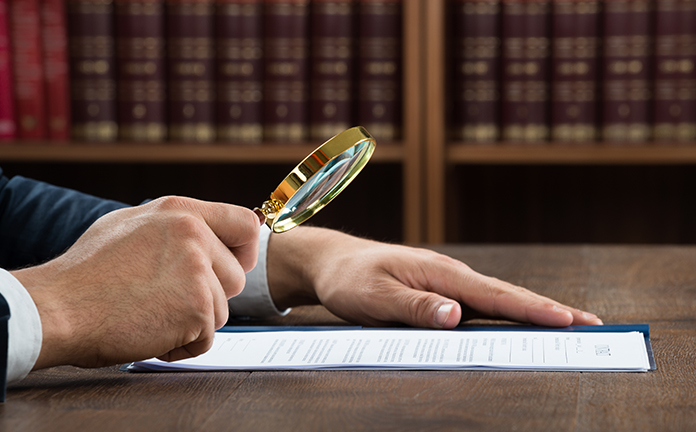 Vergrootglas op tekst gericht