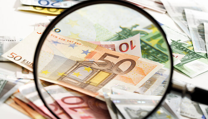 Vergrootglas gericht op briefgeld