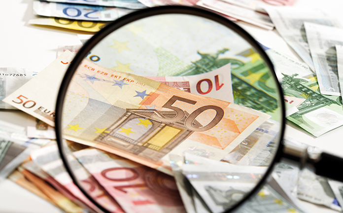 Vergrootglas gericht op briefgeld