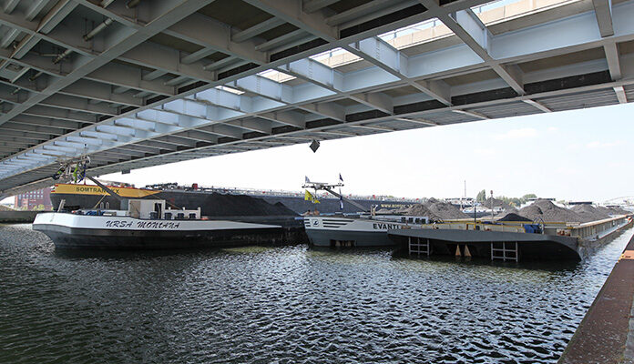 Schepen varen over een rivier.