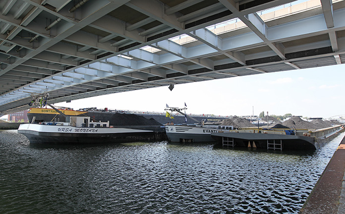 Schepen varen over een rivier.