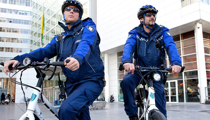 Twee boa's op de fiets in Den Haag
