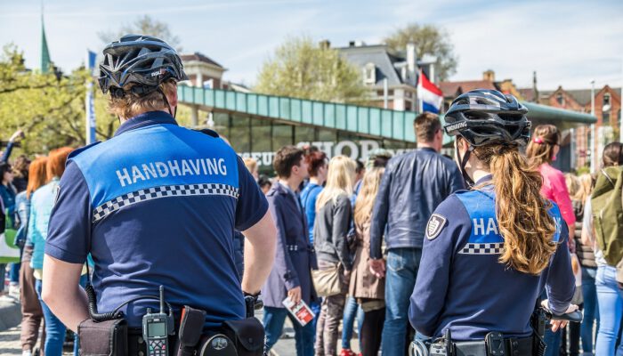 Twee boa's houden publiek in de gaten