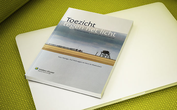 Omslag met tekst Toezicht tegen het licht