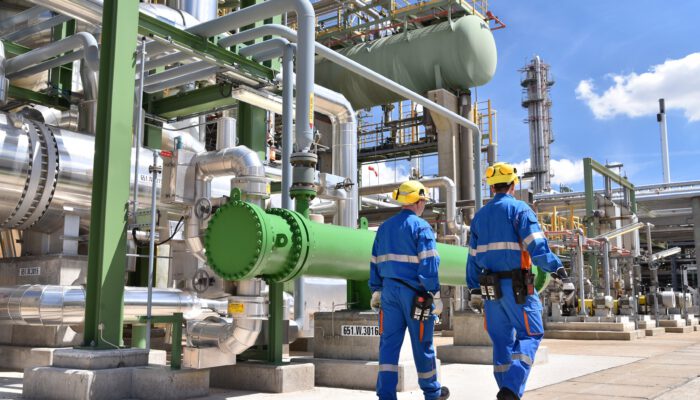 Afbeelding van twee mannen bij een centrale voor biobrandstof