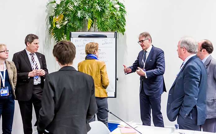 Een overleg voor een white board met mensen in pak